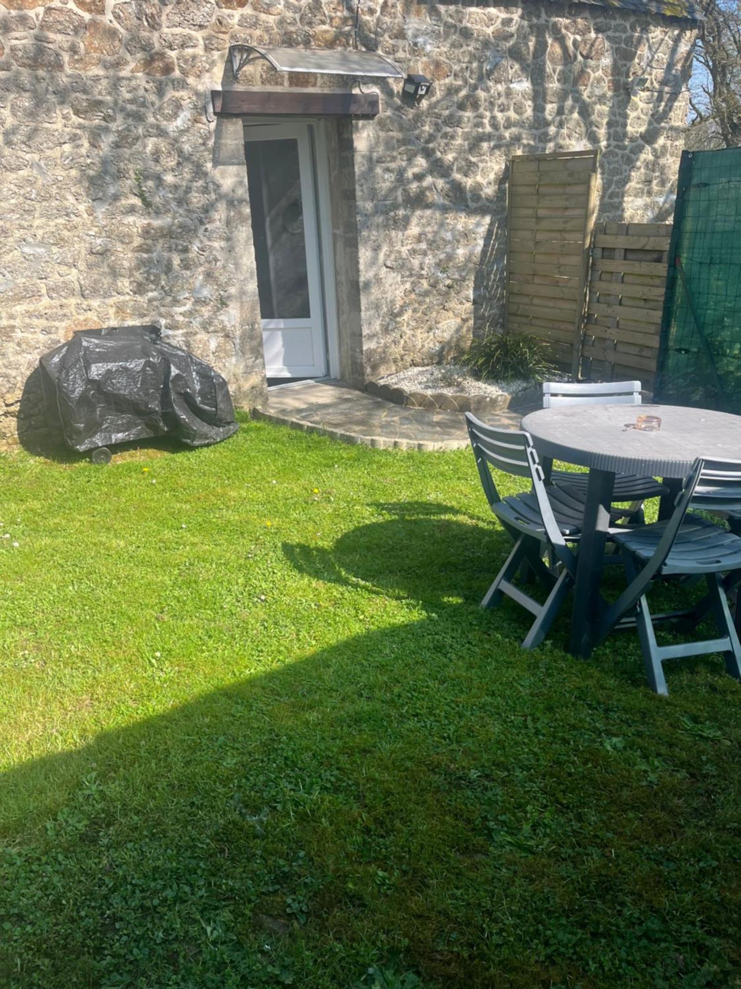 La Petite Maison De Kerguiniou Glomel Exteriör bild
